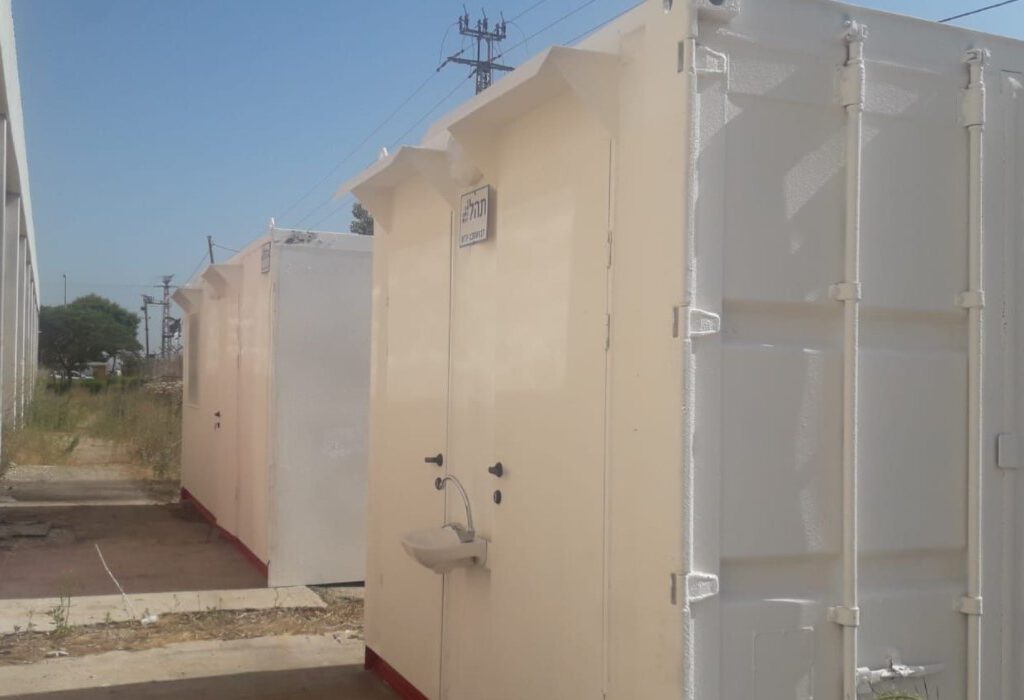 מכולות שירותים ניידות מבית תהל, כוללות כיור חיצוני ומבנה עמיד לשטח. פתרון מושלם לאתרי בנייה, אירועים גדולים ושטחים ציבוריים – נייד, איכותי וקל להצבה.