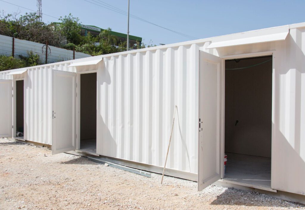 מכולות מחסן בצבע לבן עם חללים פנימיים מותאמים – פתרון אחסון מודולרי, עמיד ונייד לשימוש פרטי או עסקי.