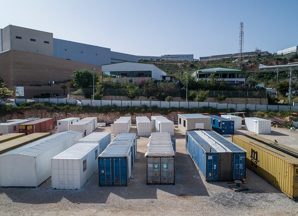 מתחם מכולות צבעוניות לאחסון ולבנייה מודולרית – פתרון נייד, עמיד וזמין לשימושים מגוונים: מחסנים, משרדים זמניים או יחידות מגורים. בהתאמה אישית לצרכי הלקוח.