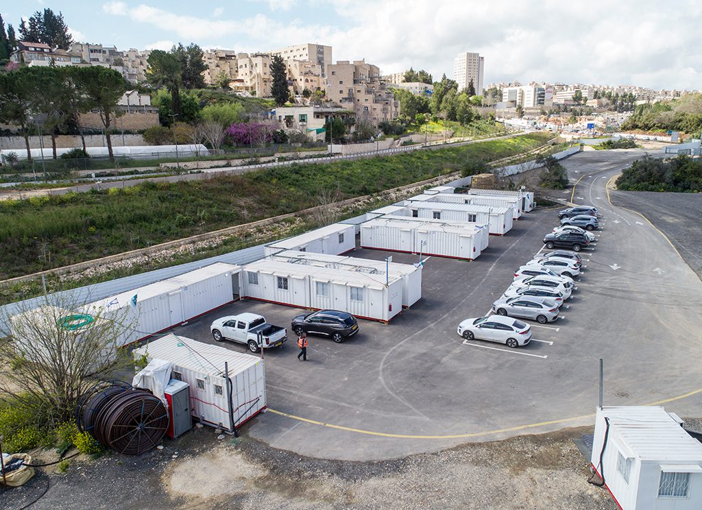 מתחם מכולות מוסבות בצבע לבן המשמשות כמבנים יבילים – פתרון נייד, מודולרי ומהיר להקמה של משרדים זמניים, יחידות דיור או מבני שירות. מותאם לצרכים מגוונים של מגורים ועסקים.