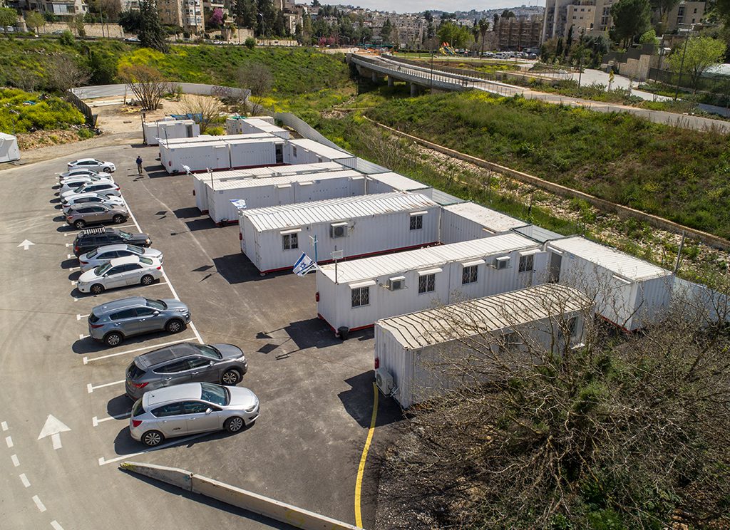 שורת מכולות מוסבות למבנים יבילים מוצבות בשטח –